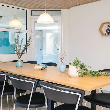 10 Person In Bl Vand Blåvand